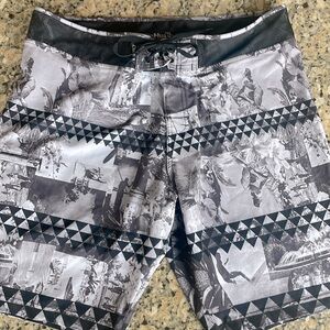 DaHui Hawaiian Heritage Photograph Print Board Shorts Mens Size 34 Black/Gray